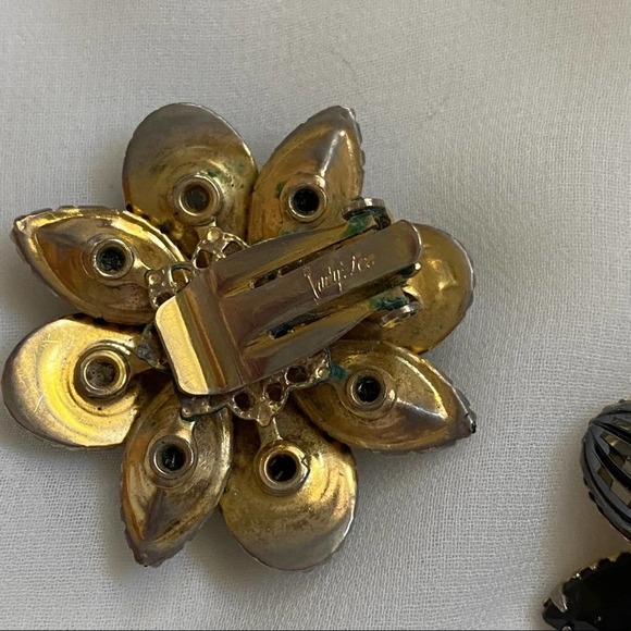 VTG Gunmetal Black Iridescent Flower Clip Earrings - Picture 9 of 9